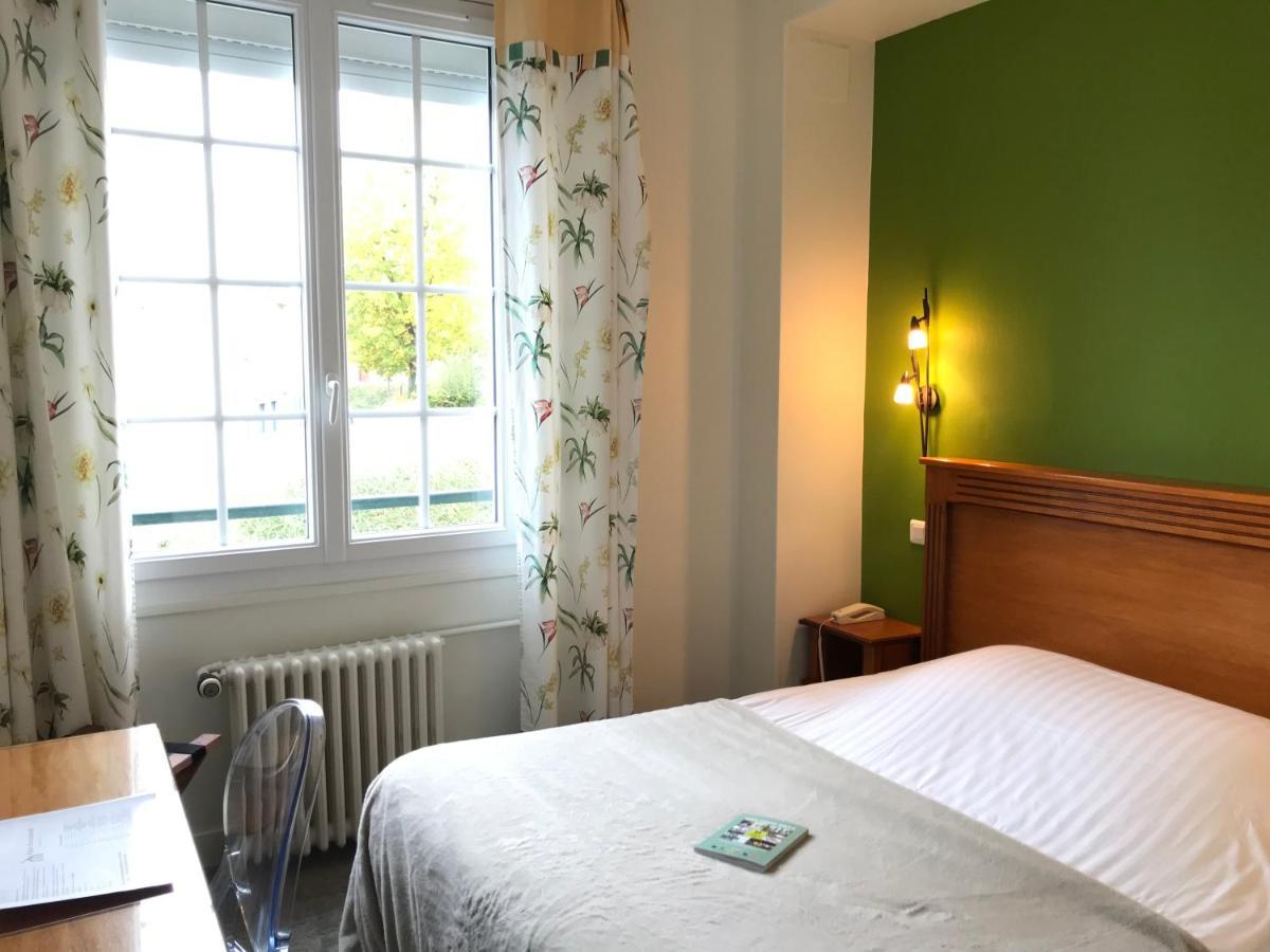 Logis Hotel-Restaurant Les Airelles Neufchâtel-en-Bray Buitenkant foto
