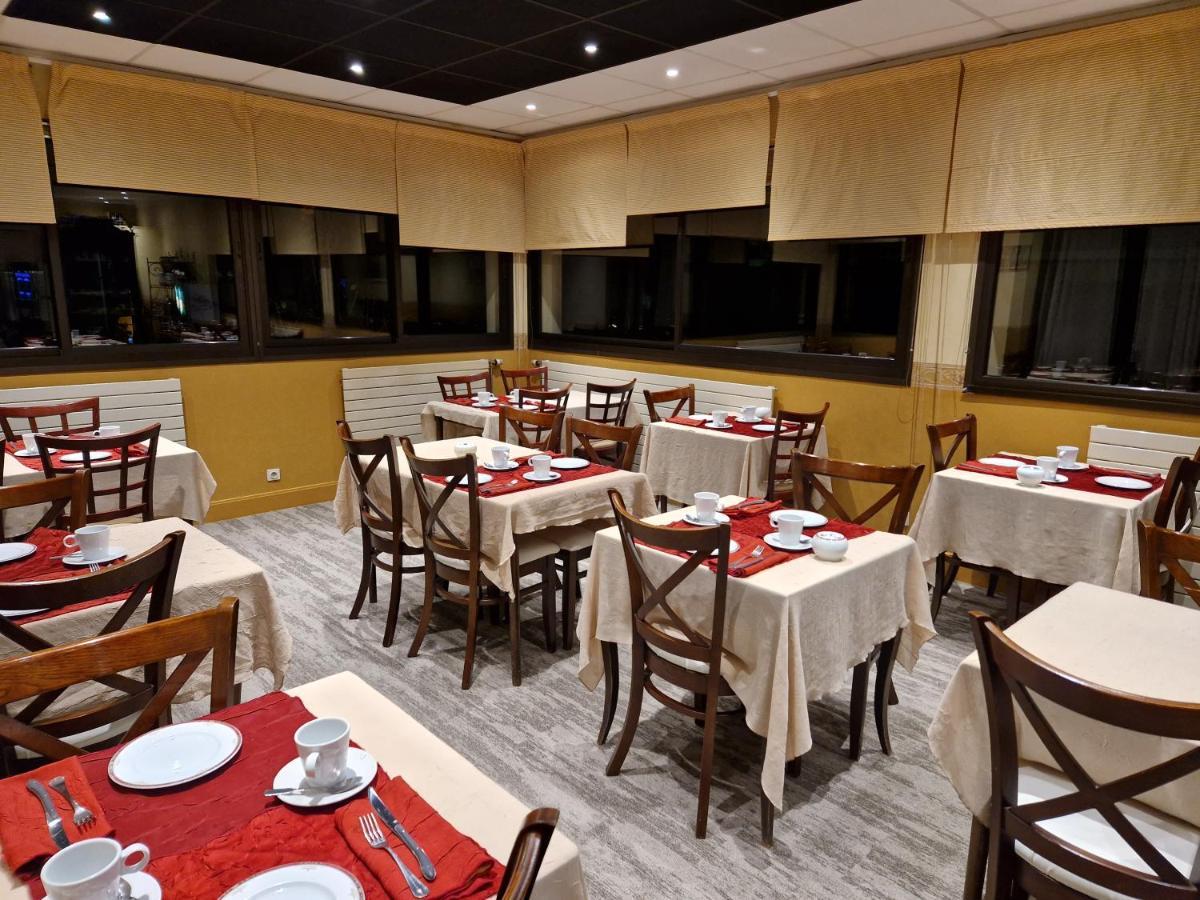 Logis Hotel-Restaurant Les Airelles Neufchâtel-en-Bray Buitenkant foto