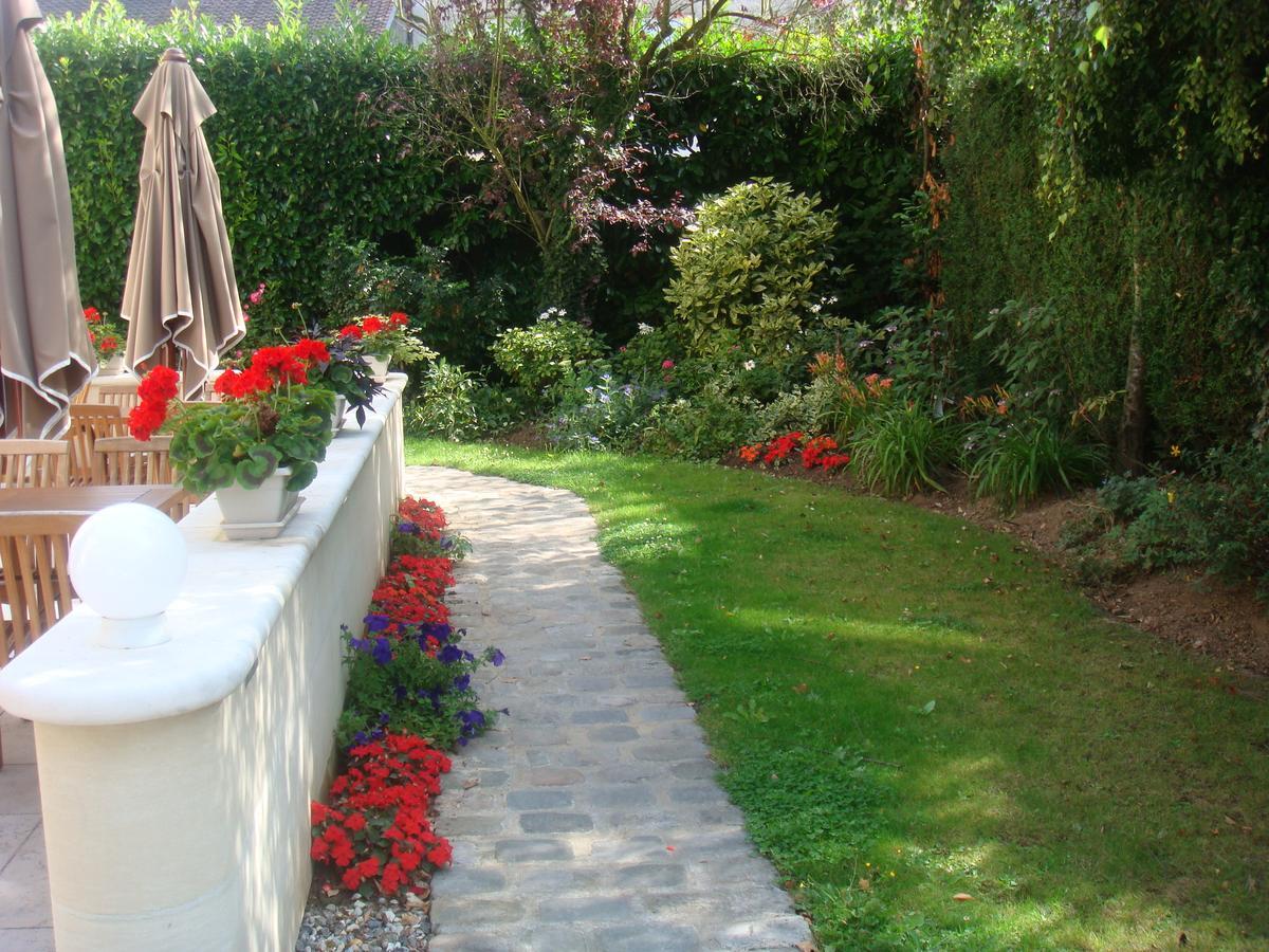Logis Hotel-Restaurant Les Airelles Neufchâtel-en-Bray Buitenkant foto